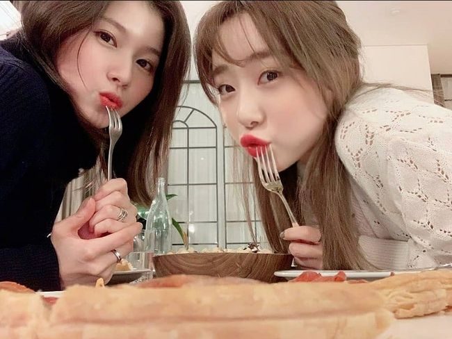 Girls group WJSN Yoo Yeon-jung and TWICE Sana enjoyed Christmas Eve Date.Yoo Yeon-jung posted a few photos on his Instagram on the 26th, saying, I meet Eve and I am a storm, both of you look very happy.In the photo, Yoo Yeon-jung and Sana met at the cafe.Yoo Yeon-jung is enjoying her own date in a white knit and Sana in a black sweater.Both Yoo Yeon-jung and Sana are proud of their beauty that can not be covered.It is impressive to show the charm of putting lips while taking a fork to your mouth, and to laugh with an icon tack together.Meanwhile, WJSN and TWICE will participate in the 2019 KBS Song Festival.