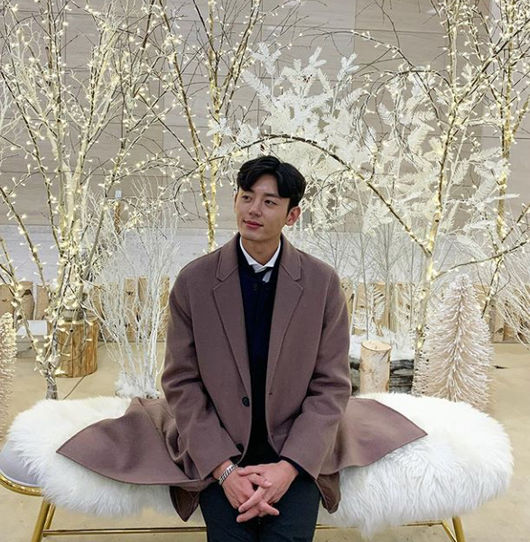 Actor Lee Ji-hoon promoted the current drama Woman of 9.9 Billion and encouraged the soul catch the premiere.Today, Actor Lee Ji-hoon said through his personal Instagram account, Where is my money?Please find my money .. # Woman of 9.9 Billion I posted a picture with the hashtag article.In the open photo, Lee Ji-hoon smiles in a somewhat relaxed posture in front of a white Christmas decoration that seems to snow, and his visuals showing the essence of Hunan attract attention.On the other hand, Lee Ji-hoon is currently playing with Lee Ji-hoon in KBS2TV Drama 9.9 billion women, and he is playing with Jo Ji-jung, Jung Woong-in, Kim Kang-woo and Onara. This drama depicts a woman who accidentally grabbed 9.9 billion won in cash fighting against the world.This drama airs Wednesday and Thursday and can be confirmed on KBS2TV at 10 pm tonight.Lee Ji-hoon Instagram caption