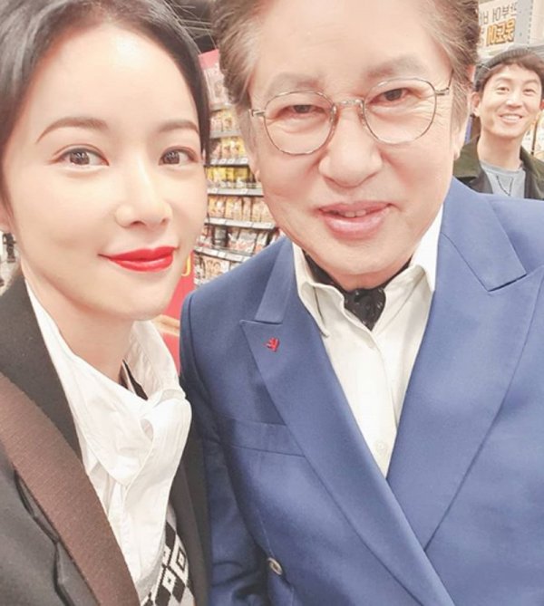 Pairs gloves sports car on-site atmosphere GOODActor Hwang Jung-eum has released a photo taken at the scene of the drama shooting.Hwang Jung-eum posted an article and a photo on his Instagram account on the 25th, We are in the tenth! The photo shows Kim Yong-gun and Hwang Jung-eum.Choi Won-young, who gave his face like a real face, was also caught, and they were cast members of JTBCs first tree drama Pairs gloves sports car (playplayplayed by Ha Yoon-ah, director Jeon Chang-geun).Hwang Jung-eum builds a strong friendship through the actors, staff and commemorative shoots.