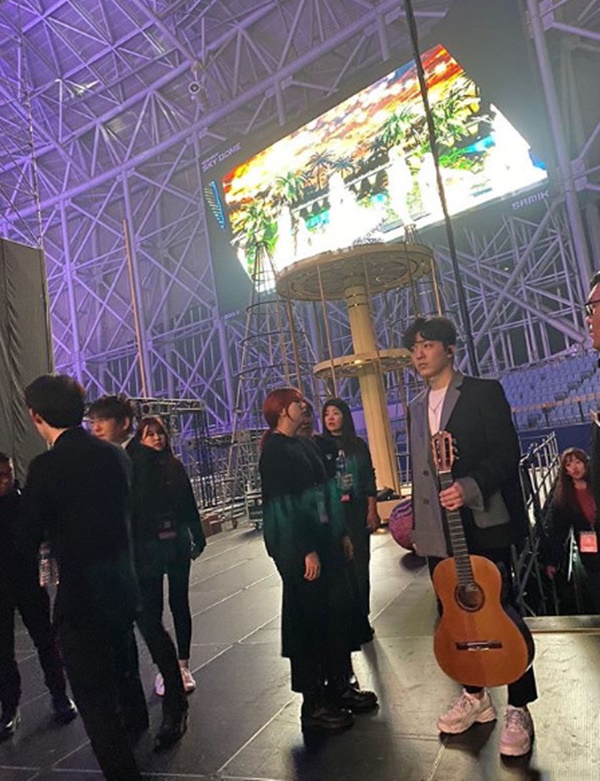 Singer and guitarist Jukjae shared his co-work with Shin Seung Hun.On the 25th, Jukjae posted a short article and a photo on his SNS, It was an honor for SBS KPop year-end festival with Seung Hoons brother.Jukjae is looking somewhere with a guitar behind the stage, especially in the photo, his handsome appearance reminiscent of a warm namsachin.On the other hand, Jukjae co-worked with Shin Seung Hun on SBS KPop year-end festival broadcast on the day.The two also showed a perfect collaboration on stage and received great attention from the public.