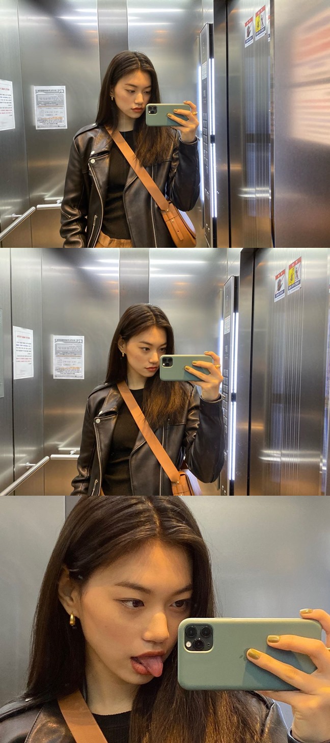 Weki Meki Kim Do-yeon has reported on the latest.Kim Do-yeon released three photos on his Instagram with an article called Merong on the 25th.Kim Do-yeon in the public photo poses in the mirror and takes pictures. Leather jackets and carmel bags attract attention.Netizens are responding to Doyeon is an atmosphere and I am also Merong.Weki Meki was active as the title song Tiki-Taka (99 per cent).Photo = Kim Do-yeon SNS