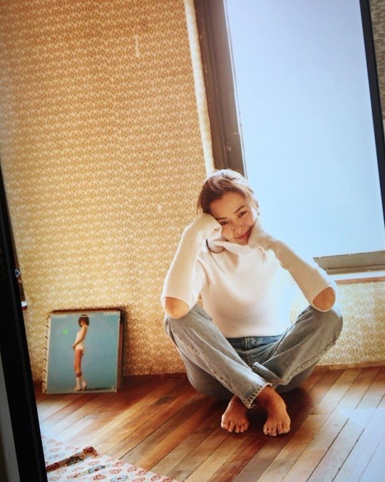 Actor Lee Ha-nui greeted in a warm atmosphere.Lee Ha-nui posted a picture on the 25th with the article Merry Christmas.Lee Ha-nui poses in jeans and a white tee in the open photo. Lee Ha-nuis warm atmosphere, laughing at the camera, catches the eye.Meanwhile, Lee Ha-nui appeared in the movie Black Money, which was released last month.Photo: Lee Ha-nui SNS