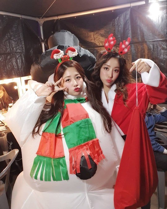Singer Sook-haeng turned into Santa GirlSook-haeng posted a picture on his instagram on the 25th with an article entitled Christmas Busan Concert.In the photo, Sook-haeng is standing side by side with In a political environment, which has turned into a snowman, and looks at the camera.Sook-haeng poses in Santa clothes with pockets in itMeanwhile, Sook-haeng is on a national tour of Mistrot tomorrow.Photo: Sook-haeng SNS