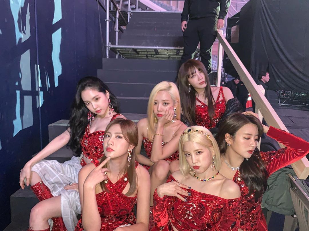 Apink Oh Ha-young has reported on the latest.Oh Ha-young posted a picture on his Instagram on the 25th, Merry Christmas.Oh Ha-young in the photo is posing with Apink members wearing red stage costumes on the stairs to the stage.Apink, who belongs to Oh Ha-young, attended SBS KPop year-end festival broadcast on the 25th.Photo = Oh Ha-young Instagram