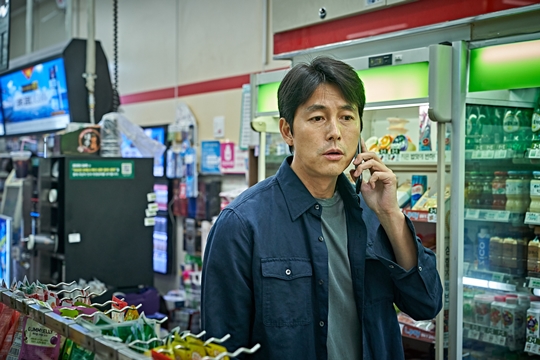 Jung Woo-sung, who made a strong impression on every movie with soft charisma, boldly breaks away from the existing image in the movie The Animals Who Want to Hold the Jeep, completes the character full of anti-war beauty, and meets with Audiences in a new way.Actor Jeon Do-yeon, Jung Woo-sung, and Bae Sung-woo, who gathered topics from the planning stage, are the crime scenes of ordinary humans planning the worst tang to take the money bag, which is the last chance of life.Jung Woo-sung, who has won the 55th Baeksang Arts Grand Prize in the film category and the 40th Blue Dragon Film Award for Best Actor, has won the best prime time and has attracted attention by foreshadowing a new character completely different from the existing image through Beasts who want to catch straw.Jung Woo-sung, who showed a heavy and charismatic charm through works such as Steel Rain, The King and Asura, showed a strong and soft appearance in the works of Witness and Do not forget me, capturing the attention of Audiences with a wide range of character digestive power.Jung Woo-sung, who has been transforming freely from charismatic intense appearance to human beauty through his previous work, has completed a character that is completely different from his role in the animals that want to catch even straw.Taeyoung, who was Acted by Jung Woo-sung in The Animals Who Want to Hold a Jeep, is a character who prepares for the last Hantang because of the debt left by his ex-girlfriend who has disappeared.Jung Woo-sung has added fun to the drama by showing various aspects from the charm of reversal to the human charm that reveals indecisive and desperate appearance in front of the opportunity of life through this work.Jung Woo-sung said, It is the most passive and indecisive role I have ever played.It is a human character who pretends to be strong without being strong, he said.Actor Jeon Do-yeon, who co-worked for the first time through this film, said, I wondered what kind of picture Jung Woo-sung and Jeon Do-yeon met in the movie.Acting with Jung Woo-sung was a new experience. In addition, director Kim Yong-hoon said, It was fun to escape from the stereotyped image that the public thinks, and I tried to express the natural Jung Woo-sung rather than making a big change.The movie The Animals Who Want to Hold the Jeep, which is focusing on the birth of the new character of Actor Jung Woo-sung, which is 180 degrees different from the existing heavy and charismatic image, is scheduled to open in February 2020.