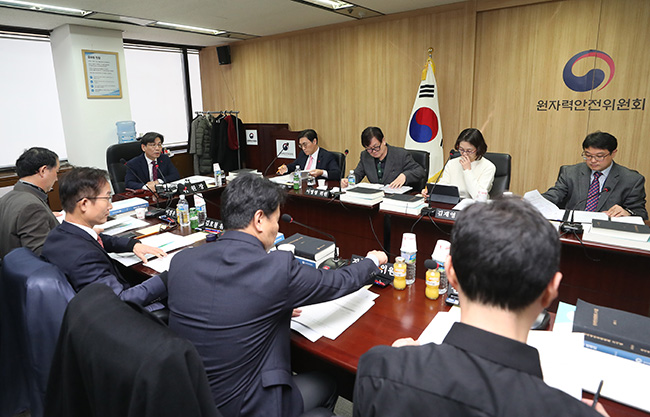 엄재식 원자력안전위원회 위원장이 24일 오전 서울 원자력안전위원회에서 열린 회의를 주재하고 있다. /사진=연합뉴스
