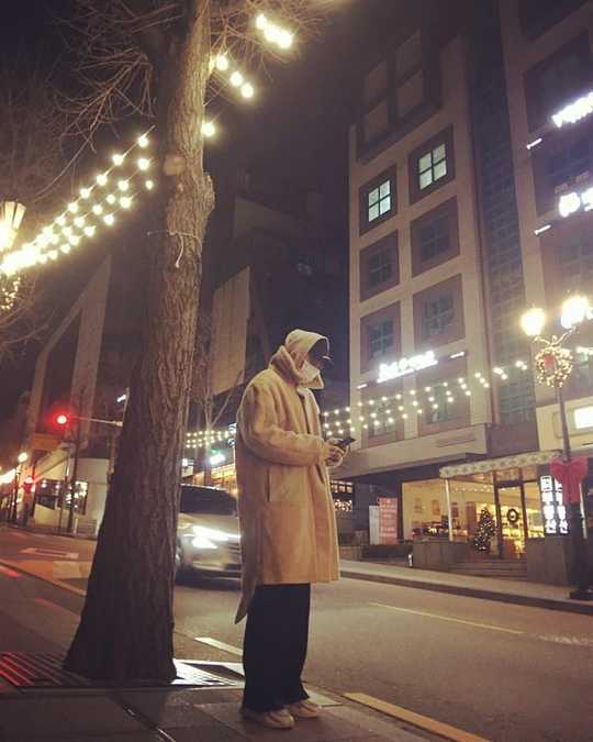 Actor Joo Won has Choices fully armed to go out in the falling temperatures.Joo Won posted two photos on December 27 in a personal Instagram post with the caption: Four days from now, 2020. Flu Careful!In the photo, Joo Won wore a hat on his head and covered it with a hooded hat to prevent Cold.Joo Won is also wearing a mask covering his face and even a long fleece jacket collar.Joo Won is preparing to return from his military service on February 5.Joo Wons Choices next film is SBS Drama Alice, which is starring Kim Hee Sun.Drama Alice starring Joo Won will tell the story of a man and woman who have been separated forever by death, meeting again beyond the limit of time and dimension.Choi Yu-jin