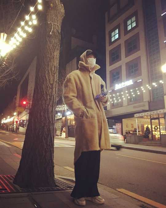 Actor Joo Won has Choices fully armed to go out in the falling temperatures.Joo Won posted two photos on December 27 in a personal Instagram post with the caption: Four days from now, 2020. Flu Careful!In the photo, Joo Won wore a hat on his head and covered it with a hooded hat to prevent Cold.Joo Won is also wearing a mask covering his face and even a long fleece jacket collar.Joo Won is preparing to return from his military service on February 5.Joo Wons Choices next film is SBS Drama Alice, which is starring Kim Hee Sun.Drama Alice starring Joo Won will tell the story of a man and woman who have been separated forever by death, meeting again beyond the limit of time and dimension.Choi Yu-jin