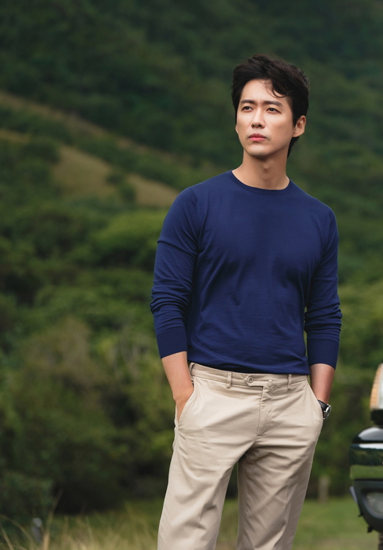 The scene of Emergency SOS, where the Stove League Nam Gung-min - Park Eun-bin - Jo Byung-gyu is trapped on the desolate The road in a time of 1 minute and 1 second, was revealed.The SBS gilt drama Stove League (playplay by Lee Shin-hwa/director Chung Dong-yoon), which started broadcasting on December 13, is a stone fastball office drama featuring a hot winter story in which a new head of the team, who has even dried up his fans tears, prepares for an extraordinary season.Stove League is called Catharsis Explosion Drama with lively stories and tense developments, and has received enthusiastic responses, breaking double-digit ratings in four episodes.Nam Gung-min played Baek Seung-soo, the new head of the team, who was newly appointed to the last club in his later years, Park Eun-bin played Lee Se-young, the first and youngest professional baseball team leader, and Jo Byung-gyu played Han Jae-hee, an employee of the Dreams operating team.The three people who were wary of each other in the early days are gathering their will in the process of solving the worst team Dreams disease, doubling the vitality and fun of the drama.In this regard, the scene of the Emergency SOS on the road, where Nam Gung-min - Park Eun-bin - Jo Byung-gyu is in a crisis that he could not think of in the far US land, was captured.In the drama, Baek Seung-soo, Lee Se-young and Han Jae-hee were in an ankle as the car stopped while they were urgently moving to recruit monster pitcher mercenaries.Baek Seung-soo, who keeps his cool face with a calm face, Lee Se-young, who touches the clock and gives a nervous feeling, and Han Jae-hee, who is kicking the ground as if he is upset, give an unusual atmosphere.In any frustrating situation, there is a growing question whether Baek Seung-soo, who has a cool solution like a Bang-Bong, will cause a cider revolution again this time, or whether he will present a stone fastball plan to persuade a monster pitcher in this extreme situation.In addition, the scene of The Emergency SOS on the Road by Nam Gung-min - Park Eun-bin - Jo Byung-gyu was filmed in October as an overseas location.Actors, who arrived here famous for the open The Road and the local drive course in the high sky, laughed when he showed his empathy that he would be really angry if the car stopped here as soon as he arrived.Unlike when the car was running, the shooting was completed as the expression of anxieties, seriousness, and dissatisfaction was completely expressed immediately after stopping.Above all, Nam Gung Min - Park Eun Bin - Jo Byung-gyu is actually leading the filming scene like the drama that explodes Chemi as the time goes by.Even though the tiredness caused by overseas location was accumulated, the laughter made the atmosphere more warm and the atmosphere of the scene warmer.The production team praised Nam Gung-min, Park Eun-bin, and Jo Byung-gyu as sensuous actors with natural qualities that draw accurate emotions to the right place and said, Please watch with interest what kind of stone fastball will overturn this time.bak-beauty