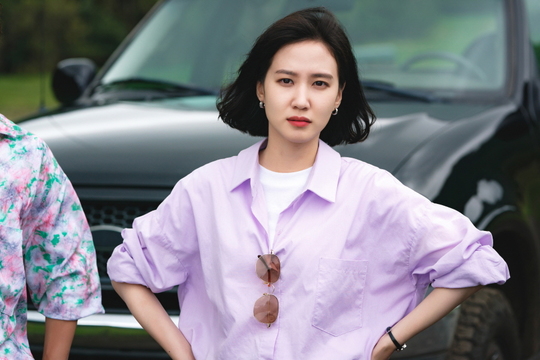 The scene of Emergency SOS, where the Stove League Nam Gung-min - Park Eun-bin - Jo Byung-gyu is trapped on the desolate The road in a time of 1 minute and 1 second, was revealed.The SBS gilt drama Stove League (playplay by Lee Shin-hwa/director Chung Dong-yoon), which started broadcasting on December 13, is a stone fastball office drama featuring a hot winter story in which a new head of the team, who has even dried up his fans tears, prepares for an extraordinary season.Stove League is called Catharsis Explosion Drama with lively stories and tense developments, and has received enthusiastic responses, breaking double-digit ratings in four episodes.Nam Gung-min played Baek Seung-soo, the new head of the team, who was newly appointed to the last club in his later years, Park Eun-bin played Lee Se-young, the first and youngest professional baseball team leader, and Jo Byung-gyu played Han Jae-hee, an employee of the Dreams operating team.The three people who were wary of each other in the early days are gathering their will in the process of solving the worst team Dreams disease, doubling the vitality and fun of the drama.In this regard, the scene of the Emergency SOS on the road, where Nam Gung-min - Park Eun-bin - Jo Byung-gyu is in a crisis that he could not think of in the far US land, was captured.In the drama, Baek Seung-soo, Lee Se-young and Han Jae-hee were in an ankle as the car stopped while they were urgently moving to recruit monster pitcher mercenaries.Baek Seung-soo, who keeps his cool face with a calm face, Lee Se-young, who touches the clock and gives a nervous feeling, and Han Jae-hee, who is kicking the ground as if he is upset, give an unusual atmosphere.In any frustrating situation, there is a growing question whether Baek Seung-soo, who has a cool solution like a Bang-Bong, will cause a cider revolution again this time, or whether he will present a stone fastball plan to persuade a monster pitcher in this extreme situation.In addition, the scene of The Emergency SOS on the Road by Nam Gung-min - Park Eun-bin - Jo Byung-gyu was filmed in October as an overseas location.Actors, who arrived here famous for the open The Road and the local drive course in the high sky, laughed when he showed his empathy that he would be really angry if the car stopped here as soon as he arrived.Unlike when the car was running, the shooting was completed as the expression of anxieties, seriousness, and dissatisfaction was completely expressed immediately after stopping.Above all, Nam Gung Min - Park Eun Bin - Jo Byung-gyu is actually leading the filming scene like the drama that explodes Chemi as the time goes by.Even though the tiredness caused by overseas location was accumulated, the laughter made the atmosphere more warm and the atmosphere of the scene warmer.The production team praised Nam Gung-min, Park Eun-bin, and Jo Byung-gyu as sensuous actors with natural qualities that draw accurate emotions to the right place and said, Please watch with interest what kind of stone fastball will overturn this time.bak-beauty