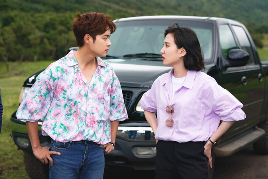 The scene of Emergency SOS, where the Stove League Nam Gung-min - Park Eun-bin - Jo Byung-gyu is trapped on the desolate The road in a time of 1 minute and 1 second, was revealed.The SBS gilt drama Stove League (playplay by Lee Shin-hwa/director Chung Dong-yoon), which started broadcasting on December 13, is a stone fastball office drama featuring a hot winter story in which a new head of the team, who has even dried up his fans tears, prepares for an extraordinary season.Stove League is called Catharsis Explosion Drama with lively stories and tense developments, and has received enthusiastic responses, breaking double-digit ratings in four episodes.Nam Gung-min played Baek Seung-soo, the new head of the team, who was newly appointed to the last club in his later years, Park Eun-bin played Lee Se-young, the first and youngest professional baseball team leader, and Jo Byung-gyu played Han Jae-hee, an employee of the Dreams operating team.The three people who were wary of each other in the early days are gathering their will in the process of solving the worst team Dreams disease, doubling the vitality and fun of the drama.In this regard, the scene of the Emergency SOS on the road, where Nam Gung-min - Park Eun-bin - Jo Byung-gyu is in a crisis that he could not think of in the far US land, was captured.In the drama, Baek Seung-soo, Lee Se-young and Han Jae-hee were in an ankle as the car stopped while they were urgently moving to recruit monster pitcher mercenaries.Baek Seung-soo, who keeps his cool face with a calm face, Lee Se-young, who touches the clock and gives a nervous feeling, and Han Jae-hee, who is kicking the ground as if he is upset, give an unusual atmosphere.In any frustrating situation, there is a growing question whether Baek Seung-soo, who has a cool solution like a Bang-Bong, will cause a cider revolution again this time, or whether he will present a stone fastball plan to persuade a monster pitcher in this extreme situation.In addition, the scene of The Emergency SOS on the Road by Nam Gung-min - Park Eun-bin - Jo Byung-gyu was filmed in October as an overseas location.Actors, who arrived here famous for the open The Road and the local drive course in the high sky, laughed when he showed his empathy that he would be really angry if the car stopped here as soon as he arrived.Unlike when the car was running, the shooting was completed as the expression of anxieties, seriousness, and dissatisfaction was completely expressed immediately after stopping.Above all, Nam Gung Min - Park Eun Bin - Jo Byung-gyu is actually leading the filming scene like the drama that explodes Chemi as the time goes by.Even though the tiredness caused by overseas location was accumulated, the laughter made the atmosphere more warm and the atmosphere of the scene warmer.The production team praised Nam Gung-min, Park Eun-bin, and Jo Byung-gyu as sensuous actors with natural qualities that draw accurate emotions to the right place and said, Please watch with interest what kind of stone fastball will overturn this time.bak-beauty