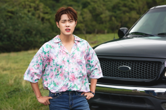 The scene of Emergency SOS, where the Stove League Nam Gung-min - Park Eun-bin - Jo Byung-gyu is trapped on the desolate The road in a time of 1 minute and 1 second, was revealed.The SBS gilt drama Stove League (playplay by Lee Shin-hwa/director Chung Dong-yoon), which started broadcasting on December 13, is a stone fastball office drama featuring a hot winter story in which a new head of the team, who has even dried up his fans tears, prepares for an extraordinary season.Stove League is called Catharsis Explosion Drama with lively stories and tense developments, and has received enthusiastic responses, breaking double-digit ratings in four episodes.Nam Gung-min played Baek Seung-soo, the new head of the team, who was newly appointed to the last club in his later years, Park Eun-bin played Lee Se-young, the first and youngest professional baseball team leader, and Jo Byung-gyu played Han Jae-hee, an employee of the Dreams operating team.The three people who were wary of each other in the early days are gathering their will in the process of solving the worst team Dreams disease, doubling the vitality and fun of the drama.In this regard, the scene of the Emergency SOS on the road, where Nam Gung-min - Park Eun-bin - Jo Byung-gyu is in a crisis that he could not think of in the far US land, was captured.In the drama, Baek Seung-soo, Lee Se-young and Han Jae-hee were in an ankle as the car stopped while they were urgently moving to recruit monster pitcher mercenaries.Baek Seung-soo, who keeps his cool face with a calm face, Lee Se-young, who touches the clock and gives a nervous feeling, and Han Jae-hee, who is kicking the ground as if he is upset, give an unusual atmosphere.In any frustrating situation, there is a growing question whether Baek Seung-soo, who has a cool solution like a Bang-Bong, will cause a cider revolution again this time, or whether he will present a stone fastball plan to persuade a monster pitcher in this extreme situation.In addition, the scene of The Emergency SOS on the Road by Nam Gung-min - Park Eun-bin - Jo Byung-gyu was filmed in October as an overseas location.Actors, who arrived here famous for the open The Road and the local drive course in the high sky, laughed when he showed his empathy that he would be really angry if the car stopped here as soon as he arrived.Unlike when the car was running, the shooting was completed as the expression of anxieties, seriousness, and dissatisfaction was completely expressed immediately after stopping.Above all, Nam Gung Min - Park Eun Bin - Jo Byung-gyu is actually leading the filming scene like the drama that explodes Chemi as the time goes by.Even though the tiredness caused by overseas location was accumulated, the laughter made the atmosphere more warm and the atmosphere of the scene warmer.The production team praised Nam Gung-min, Park Eun-bin, and Jo Byung-gyu as sensuous actors with natural qualities that draw accurate emotions to the right place and said, Please watch with interest what kind of stone fastball will overturn this time.bak-beauty