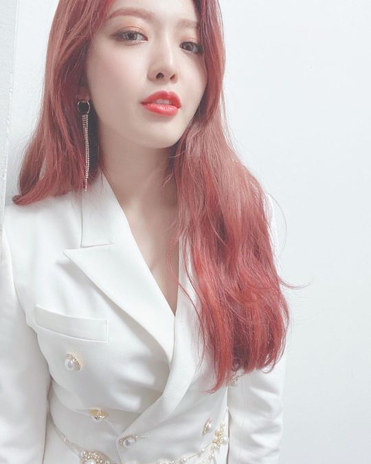 Chan Mi showed off her elegant beautiful looksGroup AOA (AOA) member Chan Mi shared a picture on December 26 with the phrase Gayo Daejeon on her Instagram.Chan Mi in the photo poses in a white suit, who showed off her alluringness with red hair and a dazzling look.han jung-won