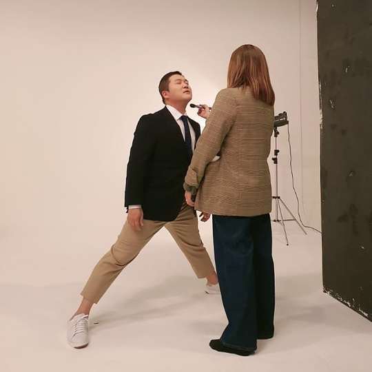 Jo Se-ho shows Paul Manafort Leg routineBroadcaster Jo Se-ho shared a picture on December 27 on his Instagram with the phrase Is it comfortable?Jo Se-ho in the photo is getting makeup as Paul Manafort Leg, who made fans laugh with cute visualshan jung-won