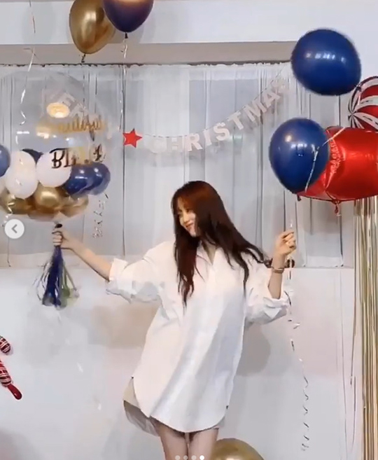 Actor Lee Sung-kyung caught the eye with a beautiful visual that was also noticeable in natural fashion.Lee Sung-kyung posted several photos and a short video on December 25 with an article entitled Merry Christmas on his personal instagram.Lee Sung-kyung in the photo is wearing a white shirt dress and holding a large balloon.Lee Sung-kyung in the video is making a bright Smile with a balloon and dancing.Lee Sung-kyung debuted in the 2008 supermodel selection contest and started acting in the tree drama Its okay, Im Love which was aired in 2014, and has been proven to be acting in various works from the movie Girl Caps released on May 9, 2019.Lee Sung-kyung will appear on SBS New Moon TV drama Romantic Doctor Kim Sabu 2 which will be broadcasted on January 6, 2020.Meanwhile, SBS new drama Romantic Sabu Kim Sabu 2 starring Lee Sung-kyung is broadcasted at 10 pm on Actor Monday and TuesdayChoi Yu-jin