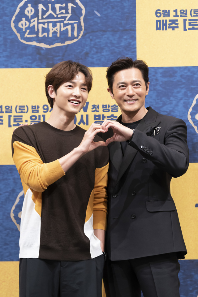 In the first half of the year, JTBC drama SKY Castle caused syndrome, and in the second half, KBS 2TV Camellia Flower hit the house theater.The popularity of Pengsoo, the main character of EBS 1TV childrens program Giant Peng TV, is also indispensable.On the other hand, TVN dramas were caught up in crisis, with TV viewer ratings dropping to 0%.Song Joong-ki and Song Hye-kyo divorceSong Joong-ki and Song Hye-kyo became South and South after a year and nine months of marriage.The two developed into lovers through the KBS 2TV drama Dawn of the Sun (2016), and they married in October 2017.It was called the couple of the century and received much attention, but the marriage did not last long.Song Joong-ki said he received a request for divorce mediation in June, saying, I hope to finish the divorce procedure smoothly rather than blame each other for wrong.Song Hye-kyo also said, I am in the process of divorce after careful consideration with my husband. The reason is that the two sides can not overcome the difference between the two sides.Among the officials, the theory that Song Hye-kyo is responsible for the divorce was put on weight.In general, it is generally applied for mediation from the side that is not responsible for the divorce, and the opinion that Song Joong-ki is not as dignified as he first informed the media is dominant.When the jirashi spread, such as Song Hye-kyo had an affair with a 12-year-old Park Bo-gum who was breathing in the drama Boyfriend, Song Joong-ki and Park Bo-gum (26)s agency Blossom said, It is not true at all.We will respond to the law, he warned.A month later, in July, the 12th solo housework of the Seoul Family Court established the two divorce adjustments.The two sides announced that the adjustment process was finished by divorcing without alimony and property division; they are committed to their respective activities after divorce.Song Joong-ki has started filming Sung Ri-ho (director Cho Sung-hee) eight days after announcing the divorce, and is about to open next year.It is an SF movie based on the first universe in Korea, and Song Joong-ki plays the role of Taeho, a problematic pilot of Seung-ho, who always knows everything that is money.Song Hye-kyo also attended the promotion of the cosmetics brand Sulhwasu shortly after the divorce, and is discussing the appearance of the film Anna (director Lee Ju-young).Jeon Mi-seon and Cha In-ha DieThis year, many news of toxic deaths were reported. The U.S. was found dead at 11:45 a.m. on June 29 in the bathroom of a hotel room in Jeonju, North Jeolla Province.The manager reported to the police, and the already-deteriorated Jeon Mi-sun was transferred to the hospital but failed to get up. At that time, the Jeon Mi-sun was staying in the Jeonju for the play Two nights and three days with his mother.He had a normal depression, and no suicide note was found.Cha In-ha also died too early, having been found dead in his home on the afternoon of the 3rd of this month.MBC TV drama Humans with Hazard was appearing on the day before, and the day before, Everyone is careful of the cold in the Instagram, after the news of the recent death, shocked.Above all, the group f(x) talent Sully (25 and Choi Jin-ri) and Kara Kuhara (28) followed by Cha In-ha, which raised the voice of concern about the Berther effect.SKY Castle and Celborian Flowers SyndromeJTBC SKY Castle showed a 1% miracle. It combined black comedy and mystery thriller genre to satirize the educational reality of our country.The top 0.1% of the prestigious wives also brought out the people.It started with 1% of the first TV viewer ratings (based on Nielsen Koreas nationwide paid households), but the last 20 times took 23.8%.The main actors, Yeom Jung-a and Kim Seo-hyung, showed the power of 40 actresses and were in their second heyday.In the second half of the year, Around the time of camellia flower caused a fever. Gong Hyo-jin once again chose his main specialty, romance comedy genre.Turning into a single mother camellia trapped in prejudice in the world, she cried and laughed at viewers with her romance with a simple police box police officer Yongsik (Kang Ha-neul).The last 20 episodes were 23.8 percent, the highest TV viewer ratings of the terrestrial miniseries this year.This is why Gong Hyo-jin is considered as a potential candidate for the 2019 KBS Acting Grand Prize held on the 31st.Maximize efficiency with terrestrial and artistic materialsThe three terrestrial companies have made a change with choice and concentration in a huge deficit, maximizing efficiency by expanding production of entertainment products that are more profitable than dramas.SBS broke the official mini-series at 10 pm on weekdays. In August, it showed Little Forest, an entertainment product at 10 pm on August.Currently, in the 10th century on Wednesday and Thursday afternoon, the entertainment Lee Dong-wook wants to talk and Mamans Square are on the air.KBS has started emergency management as its business losses reached 101.9 billion won this year, temporarily abolishing the monthly drama, and plans to reduce the number of programs to 90% of the current level by next year.On Tuesday afternoon of last month, the 10th generation entertainment Jung Hae-ins Walk Report was shown for the first time.SBS and KBS have put top stars Lee Dong-wook and Jung Hae-in on the front, but TV viewer ratings are sluggish at 2 ~ 4% (Nilson Korea national standard).EBS, laughing at Pengsoo, crying at Bonnie HaniThe popularity of Pengsoo is not cool. It is strange and mistakes a lot, but honesty is attractive, and it constantly learns and challenges dreams.In eight months, the number of YouTube subscribers has exceeded 500,000, and now exceeds 1.5 million.The essay diary Pengsoo Tomorrow with the story of Pengsoo proved popular with the bestseller.However, EBS was hit directly by the assault and sexual harassment of the childrens program Live Talk! Tok! Boni, Hani.Choi Young-soo, a Dangdang Man, made a move that seemed to wield a fist when Chae Yeon of the MC group Busters grabbed his arm on the last 10 days Bonnie Hani YouTube live broadcast.Eat Park Dong-geun was criticized for saying to Chae Yeon, X disinfected with listerine.Choi Young-soo and Park Dong-geun were suspended from the EBS, and the director of the production department, the director of the Childrens Special Director for Children and the director of the Childrens Children, were dismissed.I want to know Kim Sung-jaeWill the death mystery of the group Deuce Kim Sung-jae (1972–1995) be solved in 24 years?The 51st Division of the Civil Agreement of the Seoul Southern District Court (chief judge Ban Jung-woo) cited an application for a disposition to ban broadcasting of SBS TVs current affairs culture, I Want to Know, which was filed by Kims former girlfriend A.It is the second time since the broadcast was banned in August.The court said, The broadcast implies that A may have killed Kim. The fulfillment of the peoples right to know or the formation of the right public opinion is only a superficial plan that SBS has put forward to broadcast the broadcast, I saw.The SBS PD Association issued a statement saying, The military regime, which mandated pre-censorship, has happened in 2019, he said. I feel an unbearable anger beyond regret.The PD Association also criticized the court, saying, The court has violated the right of the public to know about public interest. It is difficult to avoid doubts that the judicial branchs cover of the family was not the top judgment standard. Kim Sung-jae was found dead in an annex room of the Swiss Grand Hotel on November 20, 1995, with 28 needle marks on his right arm, and Zoletil, an animal anesthetic, was detected in his body.Kim, an old girlfriend who was identified as a possible suspect, was sentenced to death in the first trial and sentenced to life imprisonment. However, the final acquittal was made in the second and third trials.Kims mother said on December 19, I suffered from biased reports for 24 years through a legal representative, Deoksu.28 injection marks were found on Kim Sung-jaes arm. The first discoverer, the police, found only four, the coroner found 15, and finally 28 autopsy.There was no situation to see as a rebellion, such as a rebellion, he said. I would like to ask you to help your daughter live without suffering from the article of witch hunting and witch hunting.TVN CrisisThe cable channel tvN was in crisis faster than terrestrial broadcasting. It is hard to list the hit drama except for The Man Who Became King and Hotel Deluna this year.Above all, I saw the bitter taste of the Asdal Chronicles failure, which cost 54 billion won in total production.Kim Won-seok, a producer of Micro-life (2014) and Signal (2016), and Korean Wave stars Song Joong-ki and Jang Dong-gun gathered topics, but awkward performances, stretching stories, and clumsy CGs were criticized.Although it was planned as a season system from the beginning as it does not make any profits due to huge production costs, it remains at 4 ~ 7% TV viewer ratings (based on Nielsen Koreas nationwide paid households), and the possibility of Season 2 is slim.It is no exaggeration to say that TV viewer ratings are more than 4 percent.The TVN drama CycoPass Diary currently on the air is staying at 1 ~ 2% of TV viewer ratings.Catch the ghost, Chunri Mart, Cheongil Electronics Mitsuri and I melt me all of them were only 2 ~ 3%.When the devil called your name last September, said an official who said, Did not the TV viewer ratings drop to 0%?The cost of production was exceeded, and the blow was great, he said. After this work, internal censorship was strengthened.JTBC appreciates the workability even if TV viewer ratings are a little lower, but CJ is a thorough performanceist. 