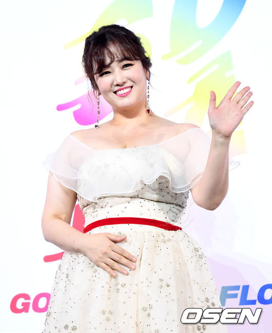 Lee Sun-hee, now a Song Hye-kyo resemblance, has been filled with five years of The Miami, which has become a Trot singer in the mojo.The Miami appeared on JTBC Hidden Singer 3 Lee Sun-hee, which was broadcast on August 23, 2014.The panel was stunned by the beautiful look while he was 33 but introduced himself as a mother of seven.The Miami, who majored in folk songs, said, I sang Lee Sun-hees songs from middle school.In 2005, he went to the National Song Proud and received the grand prize for Beautiful Gangsan in the second half of the first half. After receiving the prize, he quit the folk song and entered the agency.I still have a dream of singing, he said.He was praised by Lee Sun-hee for the storm, and he finished Hidden Singer 3 with Lee Sun-hee and Kim Won-joo.But he did not let go of the singers dream as he took the stage of a local event, and then he entered the big hit through the TV ship Miss Trot, which was first broadcast in February.The Miami, which finished second after Song Ga-in, has become a perfect trend with the tremendous love of Trot fans.Above all, The Miami has recently been re-appeared as a beautiful look resembling Song Hye-kyo, for the reason it succeeded in storm Diet.She was a mother of three and was two months after giving birth when she appeared in Miss Trot, so she weighed up to 85kg, so she did not have clothes to match, so she got fastball clothes from abroad.However, I focused on Diet through Olive Today to Day 1 which was first broadcast in November and succeeded as it seemed.As I lost weight, I started to get one by one, and as my body gradually went to the line, I was getting a little more room for my clothes.Im excited these days, she said with a happy smile.He had breakfast at noon, and he had been taking breakfast since 8 a.m., and he had changed his diet to Diet chicken breast lunch.He avoided flour or greasy food and did not miss home training.He is a successful Diet from 85kg to 66 sizes.The Miami, who appeared on KBS 2TV Happy Together 4 on the 26th, said, Noh Hong-chul said, I look like Song Hye-kyo because I am fat, and then I received too much evil.But I heard that Song Hye-kyo resembles it since I was a child. broadcast capture