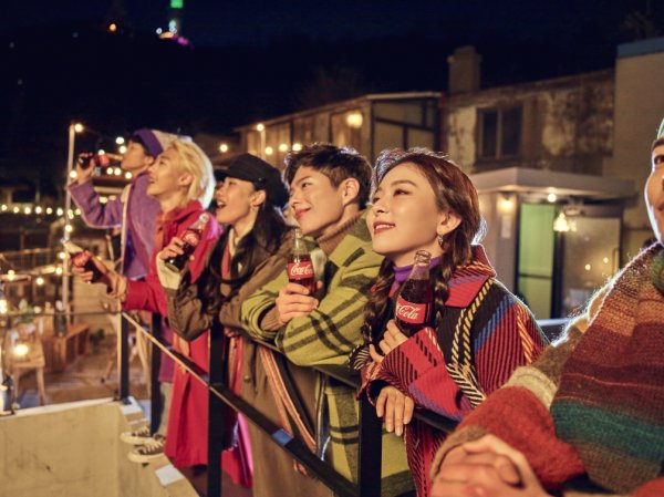 Actor Park Bo-gum and Seulgi of popular girl group Red Velvet met through AD.In the open AD behind-cut, Park Bo-gum and Seulgi are having a good time with friends looking at the night view of Seoul with Coca-Cola in one hand.In other photos, Park Bo-gum enjoys a rock and roll party with friends and guitar, and shows a look of anticipation for the coming 2020 by watching the snowy sky.Seulgi is showing off a refreshing smile, dancing to the excitement of Coca-Cola with Friends.Park Bo-gum made the staff automatically laugh by showing humorous dances to the guitar rhythm at the shooting site or taking a cute pose for a young man.Also, Seulgi overwhelmed the surroundings with a wonderful dance performance by idol group member Down.Park Bo-gum, who showed a beautiful smile through behind-the-scenes cuts, is about to release the 2020 film Seobok, and Seulgi, a member of Red Velvet, made a comeback on December 23 with Red Velvets new album title song Psycho (Psycho).New Years Campaign TVAD, which will feature the beautiful Down routines of Park Bo-gum and Seulgi, is set to be released in early January.