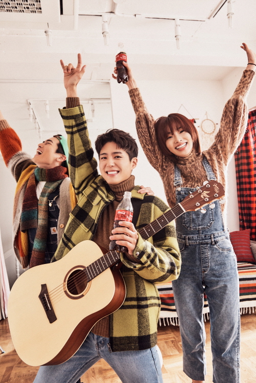 Actor Park Bo-gum and Seulgi of popular girl group Red Velvet met through AD.In the open AD behind-cut, Park Bo-gum and Seulgi are having a good time with friends looking at the night view of Seoul with Coca-Cola in one hand.In other photos, Park Bo-gum enjoys a rock and roll party with friends and guitar, and shows a look of anticipation for the coming 2020 by watching the snowy sky.Seulgi is showing off a refreshing smile, dancing to the excitement of Coca-Cola with Friends.Park Bo-gum made the staff automatically laugh by showing humorous dances to the guitar rhythm at the shooting site or taking a cute pose for a young man.Also, Seulgi overwhelmed the surroundings with a wonderful dance performance by idol group member Down.Park Bo-gum, who showed a beautiful smile through behind-the-scenes cuts, is about to release the 2020 film Seobok, and Seulgi, a member of Red Velvet, made a comeback on December 23 with Red Velvets new album title song Psycho (Psycho).New Years Campaign TVAD, which will feature the beautiful Down routines of Park Bo-gum and Seulgi, is set to be released in early January.