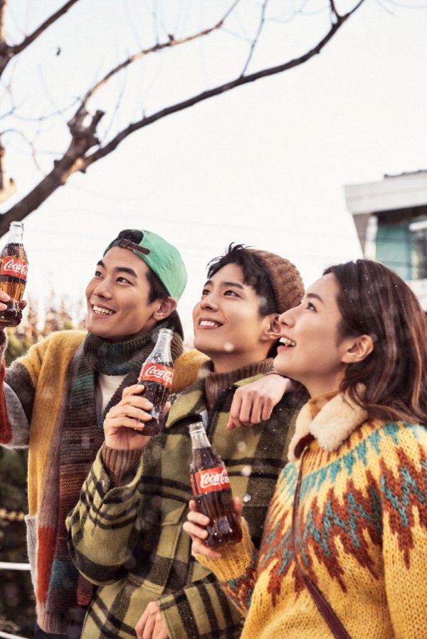 Actor Park Bo-gum and Seulgi of popular girl group Red Velvet met through AD.In the open AD behind-cut, Park Bo-gum and Seulgi are having a good time with friends looking at the night view of Seoul with Coca-Cola in one hand.In other photos, Park Bo-gum enjoys a rock and roll party with friends and guitar, and shows a look of anticipation for the coming 2020 by watching the snowy sky.Seulgi is showing off a refreshing smile, dancing to the excitement of Coca-Cola with Friends.Park Bo-gum made the staff automatically laugh by showing humorous dances to the guitar rhythm at the shooting site or taking a cute pose for a young man.Also, Seulgi overwhelmed the surroundings with a wonderful dance performance by idol group member Down.Park Bo-gum, who showed a beautiful smile through behind-the-scenes cuts, is about to release the 2020 film Seobok, and Seulgi, a member of Red Velvet, made a comeback on December 23 with Red Velvets new album title song Psycho (Psycho).New Years Campaign TVAD, which will feature the beautiful Down routines of Park Bo-gum and Seulgi, is set to be released in early January.