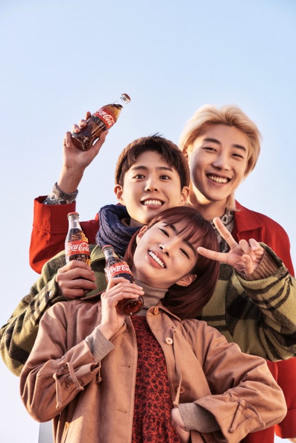 Actor Park Bo-gum and Seulgi of popular girl group Red Velvet met through AD.In the open AD behind-cut, Park Bo-gum and Seulgi are having a good time with friends looking at the night view of Seoul with Coca-Cola in one hand.In other photos, Park Bo-gum enjoys a rock and roll party with friends and guitar, and shows a look of anticipation for the coming 2020 by watching the snowy sky.Seulgi is showing off a refreshing smile, dancing to the excitement of Coca-Cola with Friends.Park Bo-gum made the staff automatically laugh by showing humorous dances to the guitar rhythm at the shooting site or taking a cute pose for a young man.Also, Seulgi overwhelmed the surroundings with a wonderful dance performance by idol group member Down.Park Bo-gum, who showed a beautiful smile through behind-the-scenes cuts, is about to release the 2020 film Seobok, and Seulgi, a member of Red Velvet, made a comeback on December 23 with Red Velvets new album title song Psycho (Psycho).New Years Campaign TVAD, which will feature the beautiful Down routines of Park Bo-gum and Seulgi, is set to be released in early January.