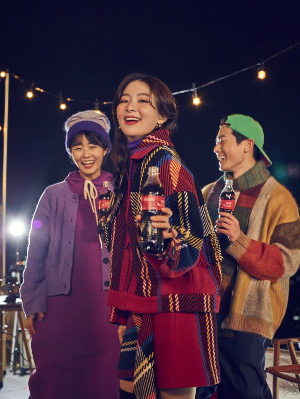 Actor Park Bo-gum and Seulgi of popular girl group Red Velvet met through AD.In the open AD behind-cut, Park Bo-gum and Seulgi are having a good time with friends looking at the night view of Seoul with Coca-Cola in one hand.In other photos, Park Bo-gum enjoys a rock and roll party with friends and guitar, and shows a look of anticipation for the coming 2020 by watching the snowy sky.Seulgi is showing off a refreshing smile, dancing to the excitement of Coca-Cola with Friends.Park Bo-gum made the staff automatically laugh by showing humorous dances to the guitar rhythm at the shooting site or taking a cute pose for a young man.Also, Seulgi overwhelmed the surroundings with a wonderful dance performance by idol group member Down.Park Bo-gum, who showed a beautiful smile through behind-the-scenes cuts, is about to release the 2020 film Seobok, and Seulgi, a member of Red Velvet, made a comeback on December 23 with Red Velvets new album title song Psycho (Psycho).New Years Campaign TVAD, which will feature the beautiful Down routines of Park Bo-gum and Seulgi, is set to be released in early January.