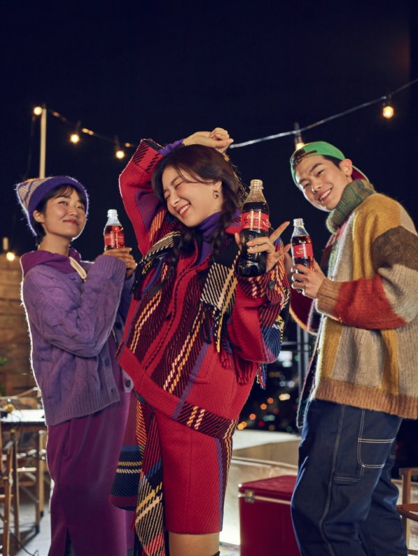 Actor Park Bo-gum and Seulgi of popular girl group Red Velvet met through AD.In the open AD behind-cut, Park Bo-gum and Seulgi are having a good time with friends looking at the night view of Seoul with Coca-Cola in one hand.In other photos, Park Bo-gum enjoys a rock and roll party with friends and guitar, and shows a look of anticipation for the coming 2020 by watching the snowy sky.Seulgi is showing off a refreshing smile, dancing to the excitement of Coca-Cola with Friends.Park Bo-gum made the staff automatically laugh by showing humorous dances to the guitar rhythm at the shooting site or taking a cute pose for a young man.Also, Seulgi overwhelmed the surroundings with a wonderful dance performance by idol group member Down.Park Bo-gum, who showed a beautiful smile through behind-the-scenes cuts, is about to release the 2020 film Seobok, and Seulgi, a member of Red Velvet, made a comeback on December 23 with Red Velvets new album title song Psycho (Psycho).New Years Campaign TVAD, which will feature the beautiful Down routines of Park Bo-gum and Seulgi, is set to be released in early January.