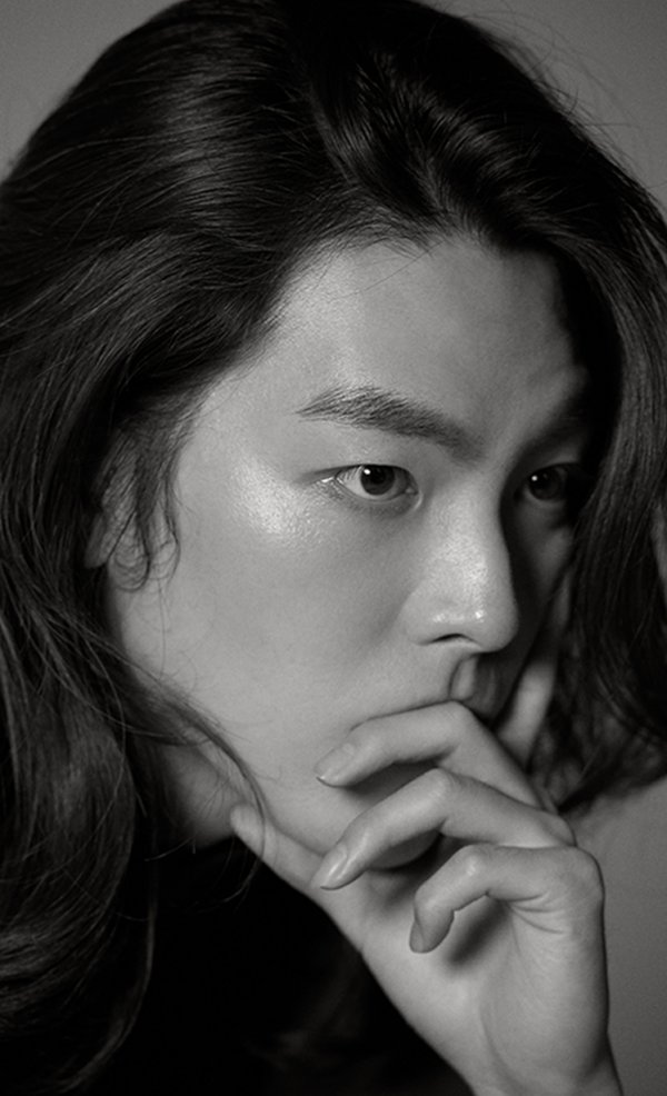 Kim Woo-bin, the artisan of the picture, has returned.Through the planning picture sid_US of the agency Sidus HQ, it showed a soft masculine beauty that is not obsessed with Monotoneee.Kim Woo-bin in the picture captures his Sight with an Aura that can not be hidden in a natural appearance.The skill of completing the atmosphere of the picture with only one eye gives a sense of elasticity, and the various faces that Naturally lead to each cut like water flow added the charm of the picture.Kim Woo-bin will be released on the afternoon of the 27th through the official post of Cydus HQ.