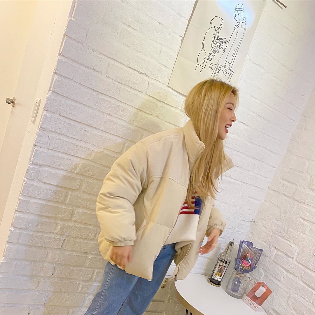 Singer Yubin has reported on the latest.On the 27th, Yubin posted a picture on his Instagram with a picture of Put it in line.In the photo, Yubin is wearing a blonde hair and ivory short padding, wearing jeans, and smiling brightly with his eyes closed.Yubin participated in the drama Chocolate OST on the 22nd.Photo = Yubin Instagram