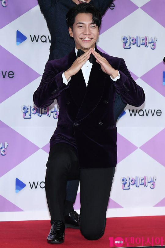 Actor Lee Seung-gi attended the 2019 SBS Entertainment Grand Prize red carpet event held at SBS Prism Tower in Sangam-dong, Seoul on the afternoon of the 28th.