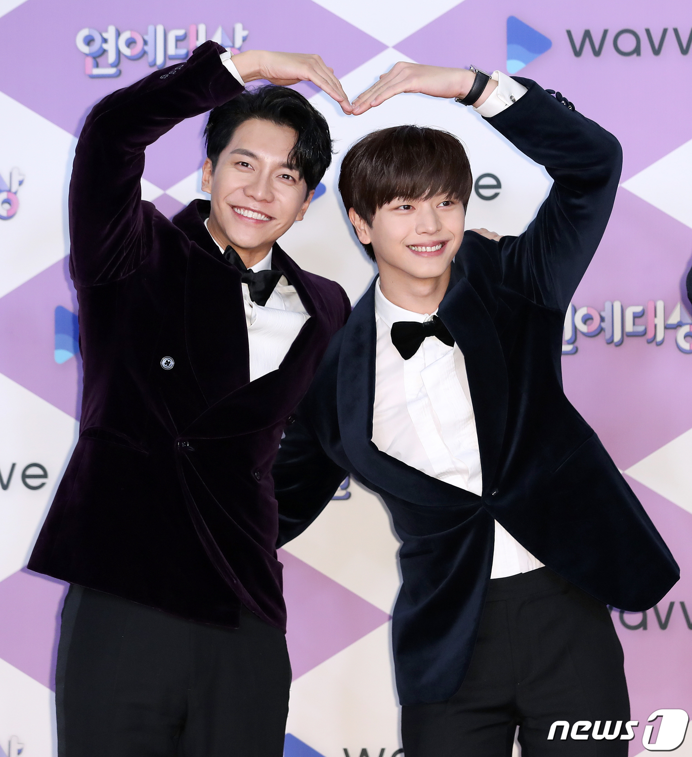 Seoul=) = Singer and actors Lee Seung-gi and BtoB Yook Sungjae (right) pose at the 2019 SBS Entertainment Awards photocall event held at SBS Prism Tower in Sangam-dong, Seoul Mapo-gu on the afternoon of the 28th.December 28, 2019