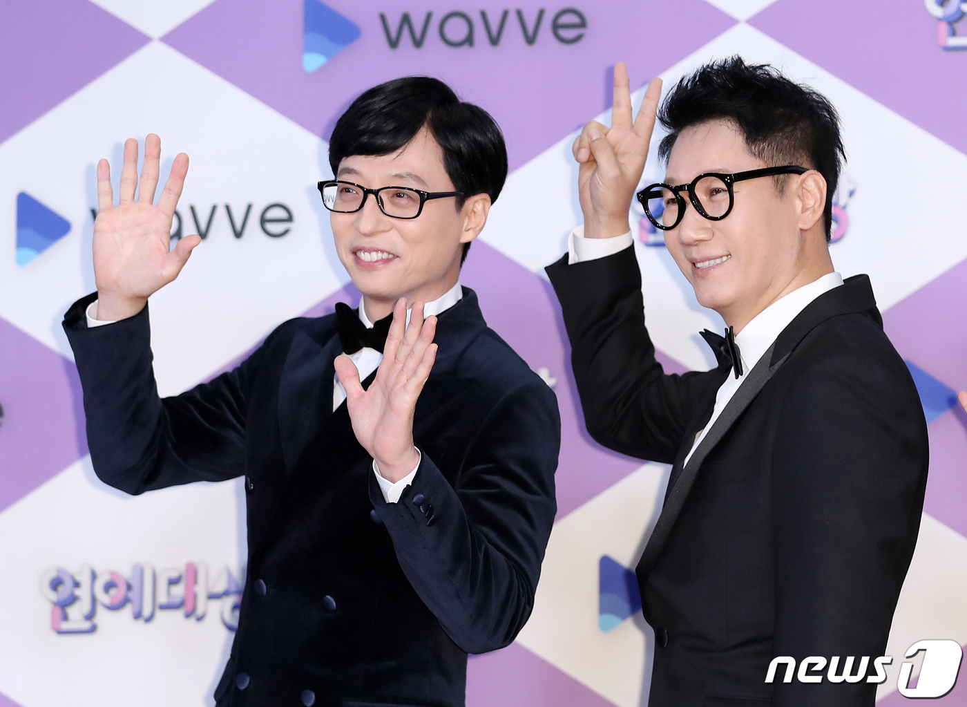 Seoul = = Comedians Yoo Jae-Suk and Ji Suk-jin (right) pose at the 2019 SBS Entertainment Awards photocall event held at SBS Prism Tower in Sangam-dong, Mapo-gu, Seoul on the afternoon of the 28th.December 28, 2019