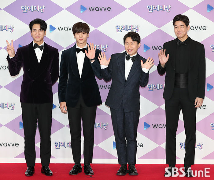 Lee Seung-gi (from left), Yook Sungjae, Yang Se-hyung and Lee Sang-yoon pose at the 2019 SBS Entertainment Awards photo wall event held at SBS prism tower in Mapo-gu, Seoul on the afternoon of the 28th.