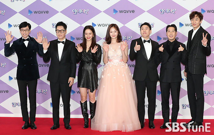 Yoo Jae-Suk (from left), Ji Suk-jin, Song Ji-hyo, Jeon So-min, Yang Se-chan, Haha, and Lee Kwang-soo pose at the 2019 SBS Entertainment Grand Prize photo wall event held at SBS prism tower in Mapo-gu, Seoul on the afternoon of the 28th.