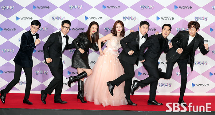 Yoo Jae-Suk (from left), Ji Suk-jin, Song Ji-hyo, Jeon So-min, Yang Se-chan, Haha, and Lee Kwang-soo pose at the 2019 SBS Entertainment Grand Prize photo wall event held at SBS prism tower in Mapo-gu, Seoul on the afternoon of the 28th.