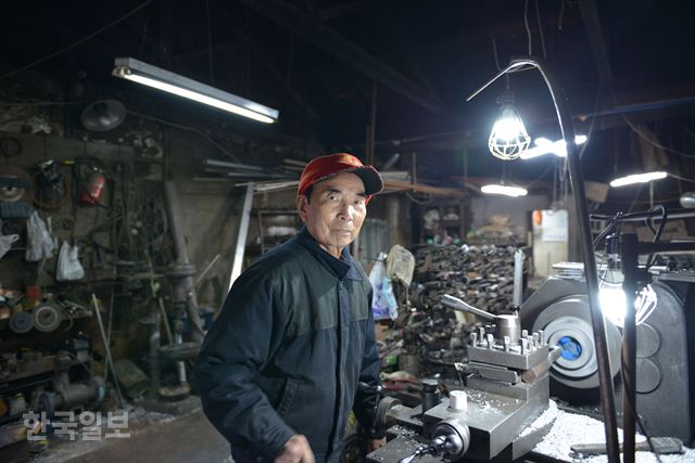 대구 북구 대길기업사 차장오 대표가 대표적인 기계인 선반작업을 하고 있다.  전준호 기자