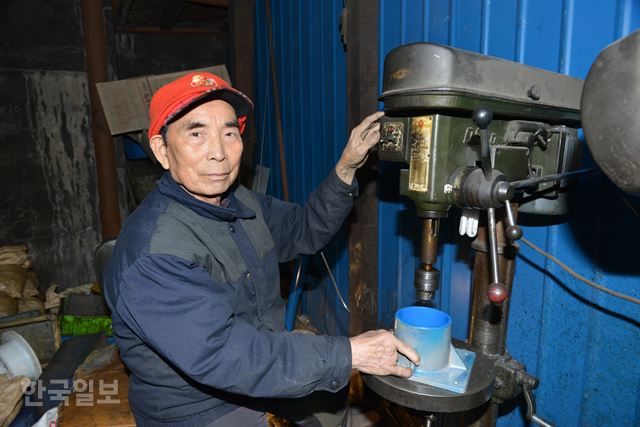 대구 북구 대길기업사 차장오 대표가 자재에 구멍을 뚫는 드릴링 머신을 조작하고 있다. 1957년부터 철공업을 시작한 그는 '단골 없는 장인'이다. 전준호 기자