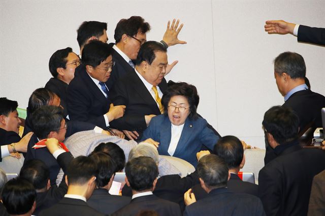 문희상(윗줄 가운데) 국회의장이 27일 국회 본회의장에서 자유한국당 의원들의 저지를 뚫고 의장석으로 향하고 있다. 연합뉴스