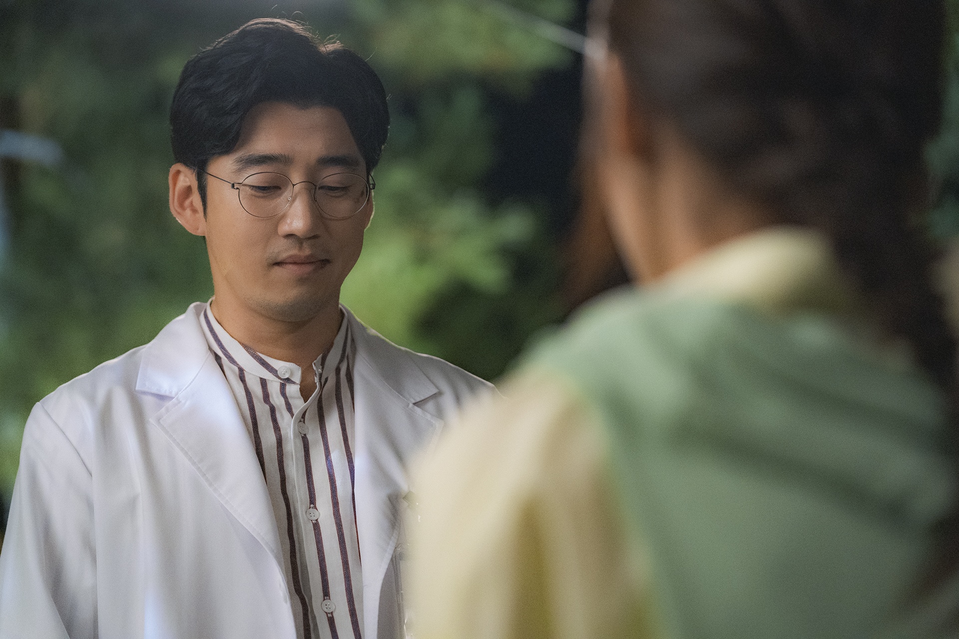 There has been a thrilling change in the streets of Chocolates Yoon Kye-sang and Ha Ji-won.JTBC gilt drama Chocolate (directed by Lee Hyung-min, playwright Lee Kyung-hee, production drama House and JYP Pictures) released the romantic eye contact of Yi Gang (Yoon Kye-sang) and Moon Cha-young (Ha Ji-won) on the 28th, raising the thrilling index.Here, Lee Joon (Jang Seung-jo), who sits side by side, captures the image of Lee Gang looking at Moon Cha-young, and amplifies their curiosity about their relationship change.Chocolate, which conveys warm comfort and sympathy with its delicateness and deep insight into life that captures the texture of emotions, opened its second act on the 9th broadcast on the 27th.While Lee Kang was aware of the attraction toward Moon Cha-young, the feelings of the two people that have been accumulated have begun to deepen and have made a sad feeling.Lee Joon, who was staying in a giant hospice as a community service here, was stimulating the Jealousness of the river.Lee Joons appearance raised expectations about what variables will affect the romance of Lee Kang and Moon Cha Young, who realized their hearts.The romantic eye contact between Lee Gang and Moon Cha-young in the photo released on the day is more intense than ever before.A single step still exists between the two, but the eyes that look at each other are deep.The deep eyes of Lee and Moon Cha-young, who look at each other, seem to leak out hearts that they can not convey. Moon Cha-young and Lee Joon are also closer.It is sweet to sit side by side and listen to each others stories, and it makes me wonder about the relationship change of the three people in the complex face of the river that can not approach and watch.Lee Kangs fate rival Lee Joon appeared to accelerate the feelings of Lee Kang and Moon Cha Young.The production team of Chocolate said, With the beginning of the second act, the sweet and sour romance of Lee Kang and Moon Cha Young also changed in earnest.Im aware of my mind, but I want you to expect how Lee Gang, who is not getting close to me, will approach Moon Cha-young.On the other hand, netizens are going to be happy with Yoon Kye-sang is so cool and so happy with Cha Young-yi, I am so excited about the charm of Yoon Kye-sang and waiting for gold and vomit, I am so good at acting and heartbeatI feel so sorry for the 16-episode series. Today (28th) is broadcast 10:50 p.m.iMBC Kim Hye-young  Photo Drama House, JYP Pictures