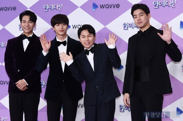 Broadcasters Lee Seung-gi, Yook Sungjae, Yang Se-hyeong and Lee Sang-yoon attended the 2019 SBS Entertainment Grand Prize red carpet event held at SBS prism tower in Sangam-dong, Seoul on the afternoon of the 28th.