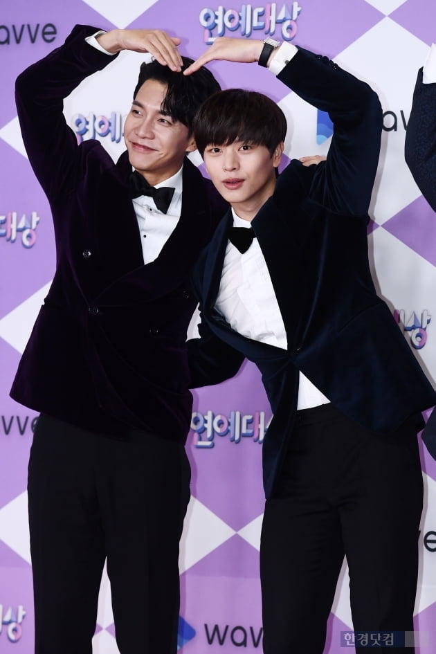 Broadcaster Lee Seung-gi and Yook Sungjae attended the 2019 SBS Entertainment Grand Prize red carpet event held at SBS prism tower in Sangam-dong, Seoul on the afternoon of the 28th.