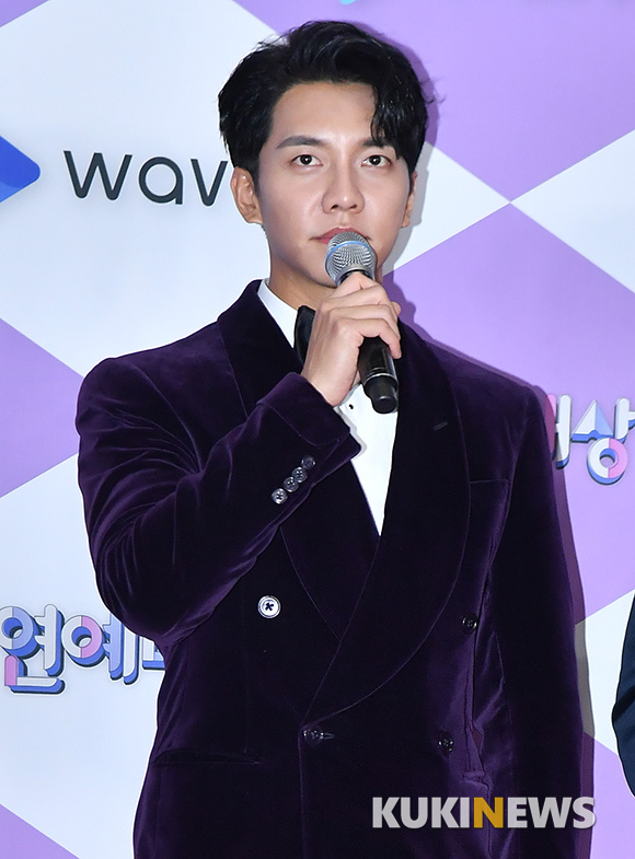 Lee Seung-gi, a team of arts deacons, is attending the 2019 SBS Entertainment Grand Prize held at SBS Prism tower in Sangam-dong, Seoul on the afternoon of the 28th.The 2019 SBS Entertainment Grand Prize, which was hosted by Kim Sung-joo, Cho Jung-sik and Park Na-rae, will be broadcasted at 9 oclock tonight as an awards ceremony given to the cast members who have shined SBS entertainment this year.