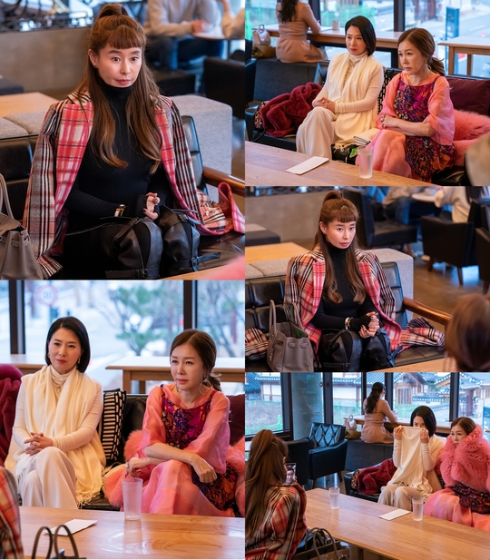 No Twice: Love Triangle (DJ Ivy mix) by Ye Ji-won, Park Jun-geum and Hwang Young hee was capturedOn December 28, MBC weekend special project No Twice (playplay by Hyun Hyun-sook Choi Won-seok, a fan entertainment company), predicted that Ye Ji-won, who is in front of the hostel of the hotel, and Park Jun-geum and Hwang Younghees Love Triangle (DJ Ivy mix) will be held to stop it.On last weeks episode of Theres No Twice, Na Wang-sam proudly revealed to his family that he is in love with them, and informed them that he would invite GFriend home to introduce him.On the long-awaited meeting day, Dohee, the daughter-in-law of the two daughter-in-law of the Constitutive Hotel, and Insuk (Hwang Young hee) were shocked when they learned that their father-in-laws GFriend was none other than Bang Eun-ji (Ye Ji-won).The three started with a bad act when they broke Eunjis dress at the Gold Miss Korea selection contest, and there was no good feeling about each other because it was common to get each others hair every time they encountered each other.So, when the two daughters-in-law of the hotel met Eunji again with their father-in-laws GFriend, they called it a flower snake, and Eunji did not care about it, but flexibly responded and the feelings about each other reached the extreme.Therefore, the meeting of the three people in the steel that was released this week will catch the attention of viewers waiting for the broadcast this week.In the past meeting, the fact that three people who were blocked by the wall of Han Jin-hee and could not reveal each others nature had a separate meeting without any interruption is expected to be a past-class honey jam.First, Park Jun-geum and Hwang Young hee are proud of their colorful styling and consistently arrogant.Ye Ji-won is making a pure expression like a child, but it stimulates more interest because it feels an unusual inner space in the aura.Park Su-in