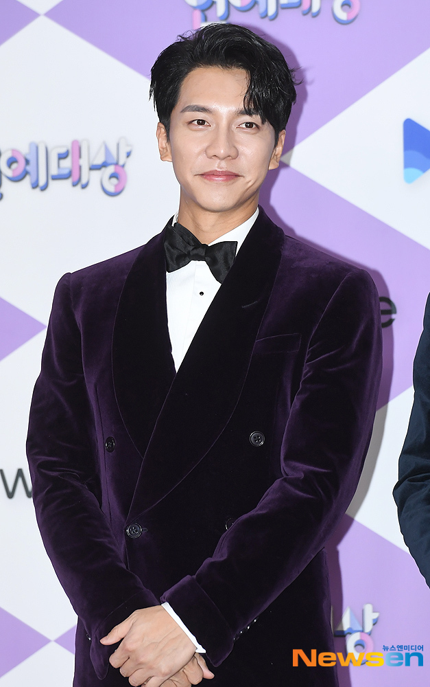 Lee Seung-gi poses for the 2019 SBS Entertainment Awards photo wall held at SBS Prism Tower in Sangam-dong, Mapo-gu, Seoul, on the afternoon of December 28.You Yong-ju