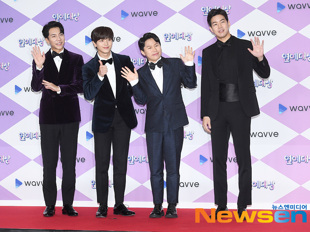 Lee Seung-gi, Yook Sungjae, Yang Se-hyeong and Lee Sang-yoon pose for the 2019 SBS Entertainment Awards photo wall held at SBS Prism Tower in Sangam-dong, Mapo-gu, Seoul on the afternoon of December 28.useful stock