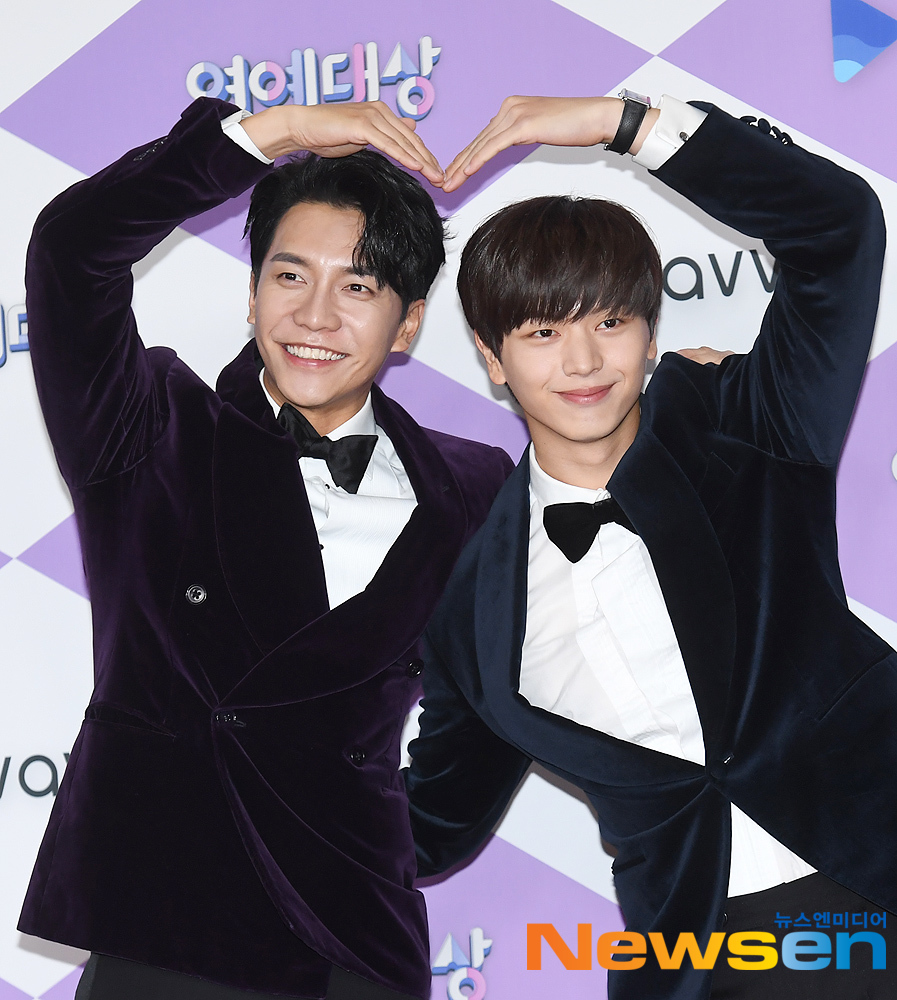 Lee Seung-gi and Yook Sungjae pose for the 2019 SBS Entertainment Awards photo month held at SBS Prism Tower in Sangam-dong, Mapo-gu, Seoul, on the afternoon of December 28.useful stock