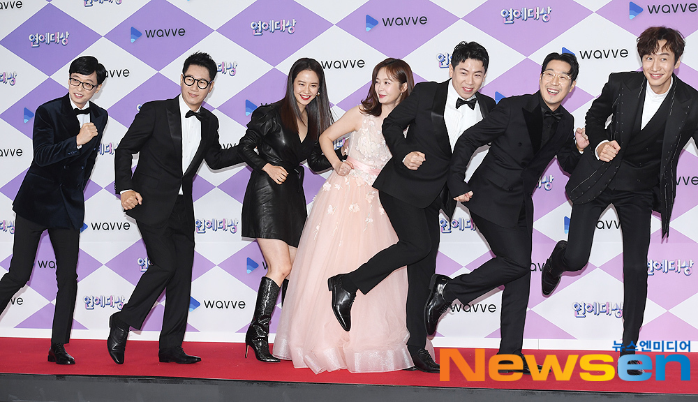 Running Man leaders pose for the 2019 SBS Entertainment Awards photo wall held at SBS Prism Tower in Sangam-dong, Seoul Mapo District on the afternoon of December 28th.You Yong-ju