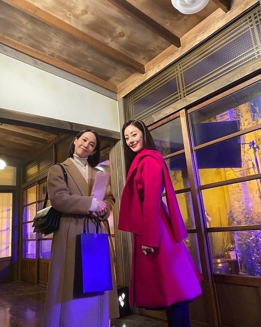 Actors Oh Na-ra and Cho Yeo-jeong united to double the beauty.Oh Na-ra posted a few photos on his 28th day with an article entitled Actually, we are close on his instagram.Inside the photo, Oh Na-ra and Cho Yeo-jeong were taking pictures for a while while filming 9.9 billion women.Oh Na-ra said, It is a hot picture that my husband Lee Jae Hoon has just taken. Lee Jae Hoon commented, Lee Jae Hoon is laughing.In the ensuing photo, Oh Na-ras selfie is featured: long straight hair, clear features and a clean atmosphere are impressive.On the other hand, Oh Na-ra and Cho Yeo-jeong are currently appearing on KBS2 drama 9.9 billion women.