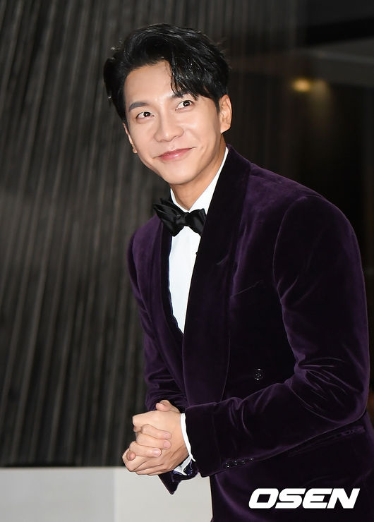 The 2019 SBS Entertainment Awards photo wall event was held at SBS Prism Tower in Mapo-gu, Seoul on the afternoon of the 28th.This year, SBS entertainment showed a strong popularity with high topic and audience rating even in the face of a large number of new programs.Most programs, such as Dongsangmong 2-Youre My Destiny, Burning Youth, Baek Jong-wons Alley Restaurant, and Ugly Sons, consistently ranked first in the same time zone, solidifying their position as an artistic powerhouse.In addition, new programs such as Little Forest and Matsunam Square were well received and settled.In the meantime, attention is focused on who will return to the 2019 SBS Entertainment Grand Prix trophy.Singer Lee Seung-gi is entering the scene posing.