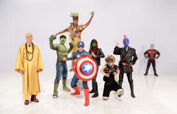 One of the signatures of Running Man, The Make-up Show, is unmatched. This year, all members of the team have joined together as The Avengers characters for the T-Shirt Project.Yoo Jae-Suk was divided into Captain America, Kim Jong Kook was Hulk, Song Ji Hyo was Gamora, and Jeon So-min was Yondu. Lee Kwang-soo was Groot, Haha was Antman, and Yang Se-chan was turned into Rocket.On the other hand, Ji Suk-jin was not The Avengers but an archery character, but laughed with a sense of no difference at all.The Avengers character of the members was engraved on the T-Shirt fan meeting T-shirt, making it an unforgettable fan meeting gift for fans.Penalty of the Year: Lee Kwang-sooI also looked at the stake of the penalty, which is the closing of Running Man.The member with the most penalties in 2019 was actor Lee Kwang-soo, who received eight penalties.In second place, Yoo Jae-Suk received seven penalties, with the Brothers of the Bomb having a high stake in the penalty, while Haha was punished twice and became a member of luck.Running Man, which will be broadcast on the 29th, will feature a special film festival, which will be decorated with a previous-class makeup show.